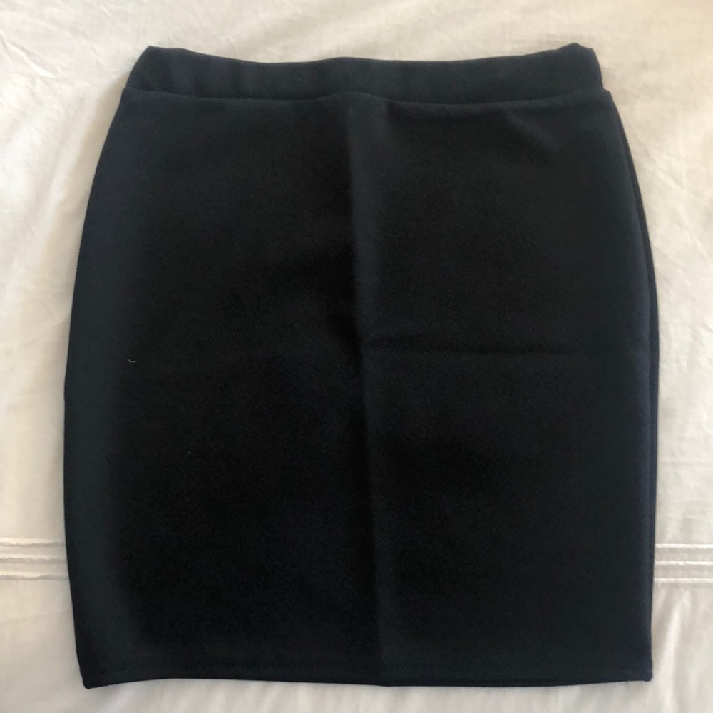 Black pencil skirt boohoo SIZE US4/UK8 NEVER WORN.